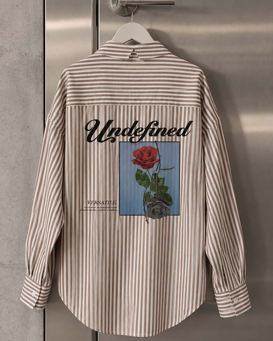Espalda de camisa oversize AÜL Versatile con gráfico de rosa roja y otra en blanco-negro en la esplada. Camisa de algodón, unisex