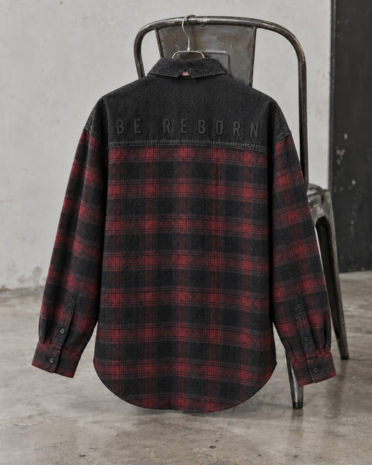 Espalda de camisa AÜL modelo Be Reborn. Combina tejido de cuadros en rojo/gris y canesú en denim negro y letras estampadas del mismo tono