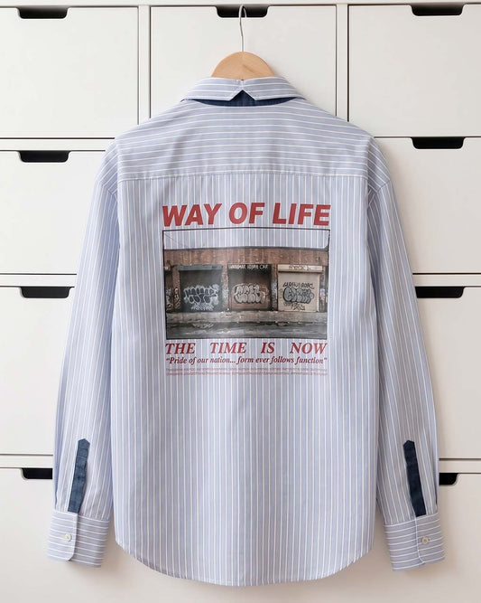 Camisa de rayas unisex de estilo oversize y tejido de algodón premium, corte relajado con bolsillo frontal y etiqueta con número de serie para que sea única. Estampado en la espalda con mensaje, estilo minimalista y urbano