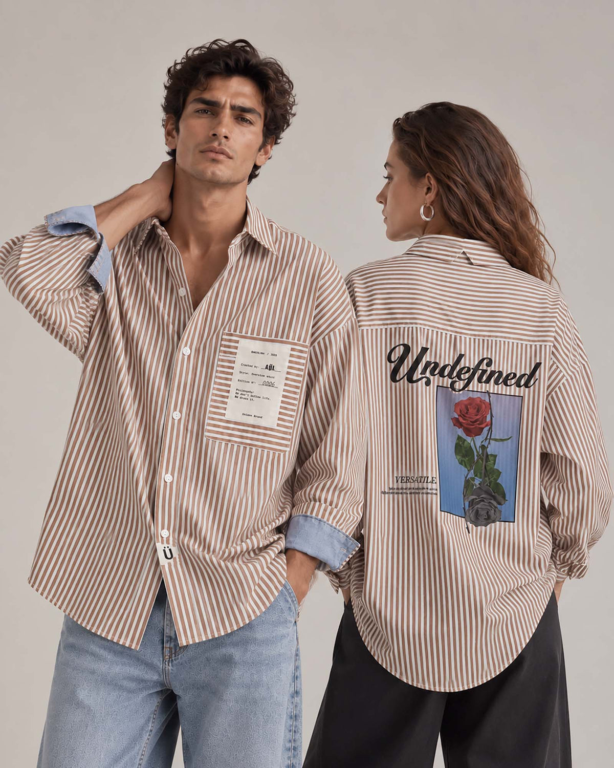 Camisa oversize de rayas marrón y blanco AÜL, modelo Versatile, con estampado  gráfico de rosas en la espalda, bolsillo con etiqueta numerada, unisex, vista frontal y trasera