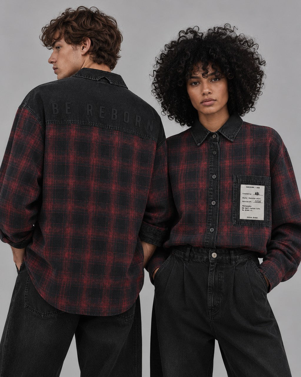 Camisa oversize de cuadro rojo y negro AÜL, modelo Be Reborn, con canesú de tejido vaquero y bordado 'Be Reborn' en la espalda, bolsillo con etiqueta numerada, unisex