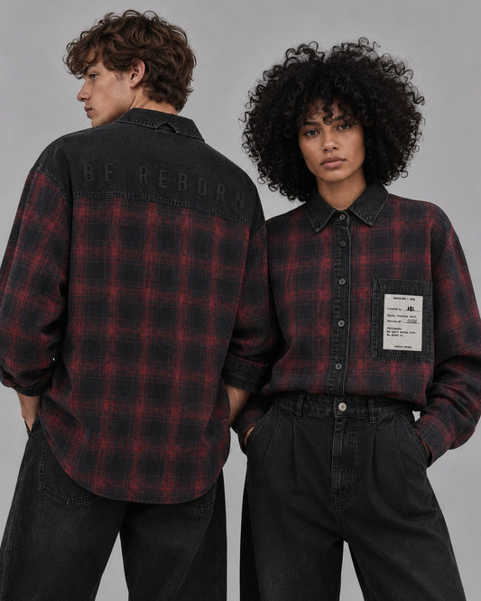 Camisa oversize de cuadro rojo y negro AÜL, modelo Be Reborn, con canesú de tejido vaquero y bordado 'Be Reborn' en la espalda, bolsillo con etiqueta numerada, unisex