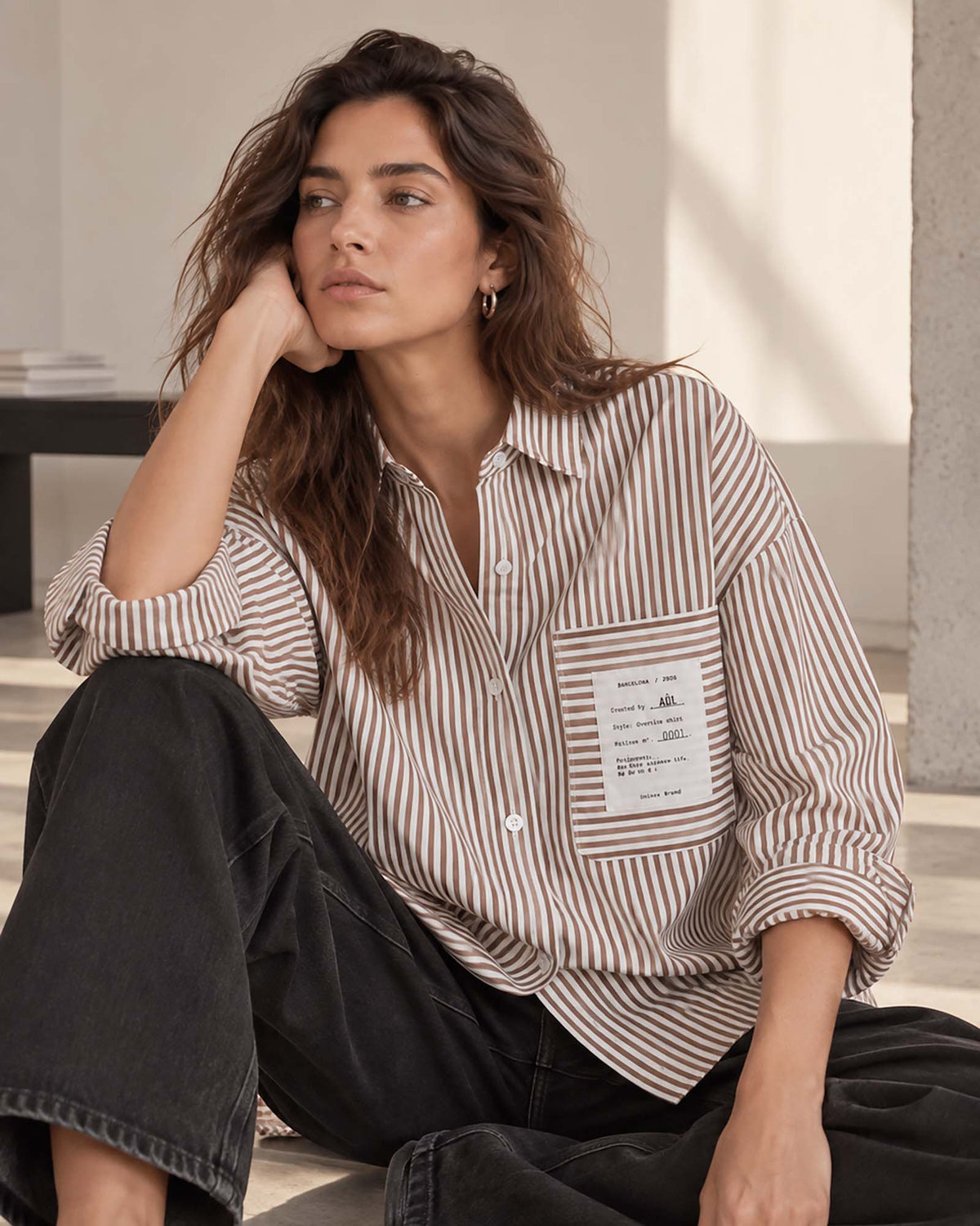 Camisa oversize raya marrón AÜL modelo Versatile, vista frontal, bolsillo con etiqueta numerada