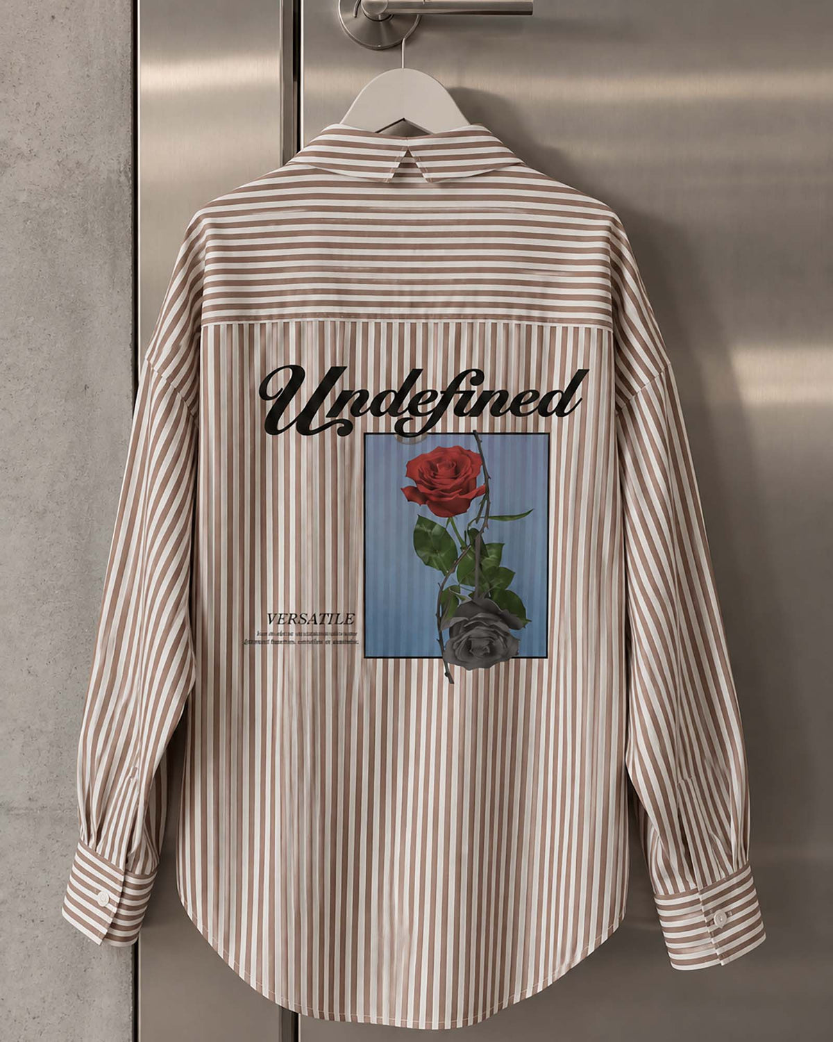 Espalda de camisa oversize AÜL Versatile con  gráfico de rosa roja y otra en blanco-negro en la esplada. Camisa de algodón, unisex
