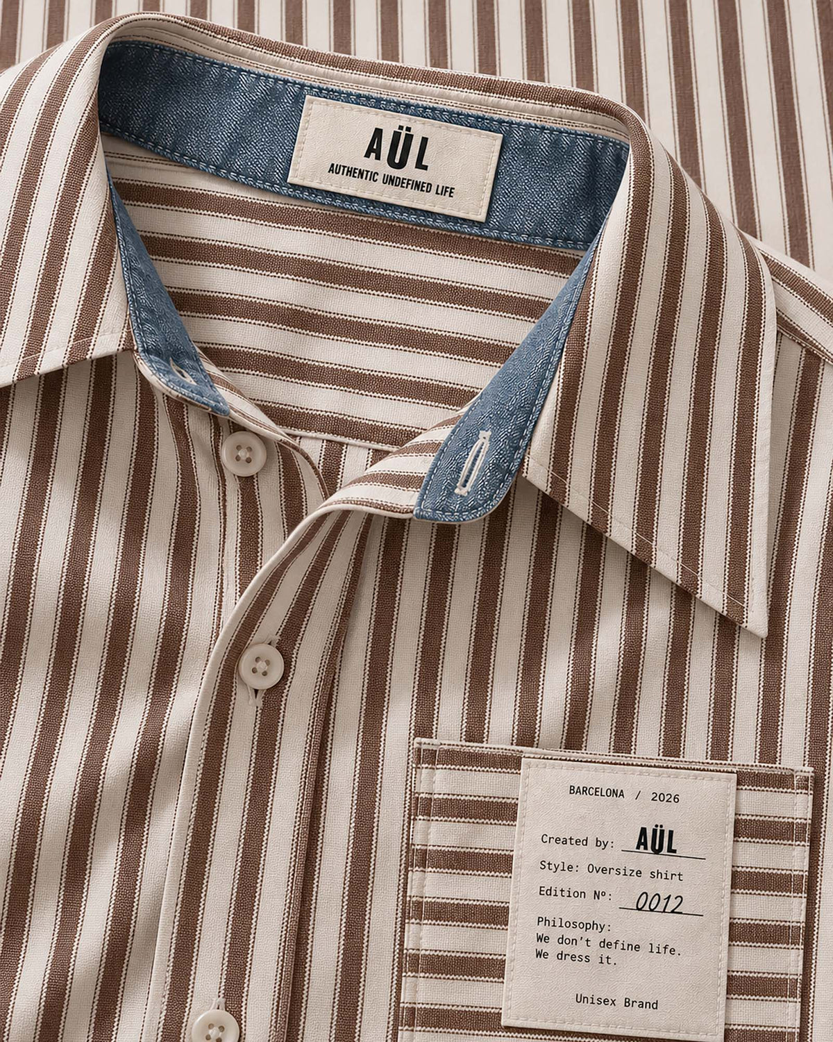 Detalle bolsillo con etiqueta de edición numerada, camisa AÜL Versatile, y el cuello contrastado con un tejido denim azul