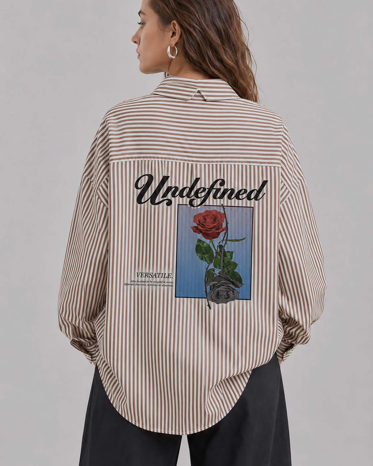 Espalda de camisa AÜL Versatile con bordado 'Undefined' y gráfico de dos rosas