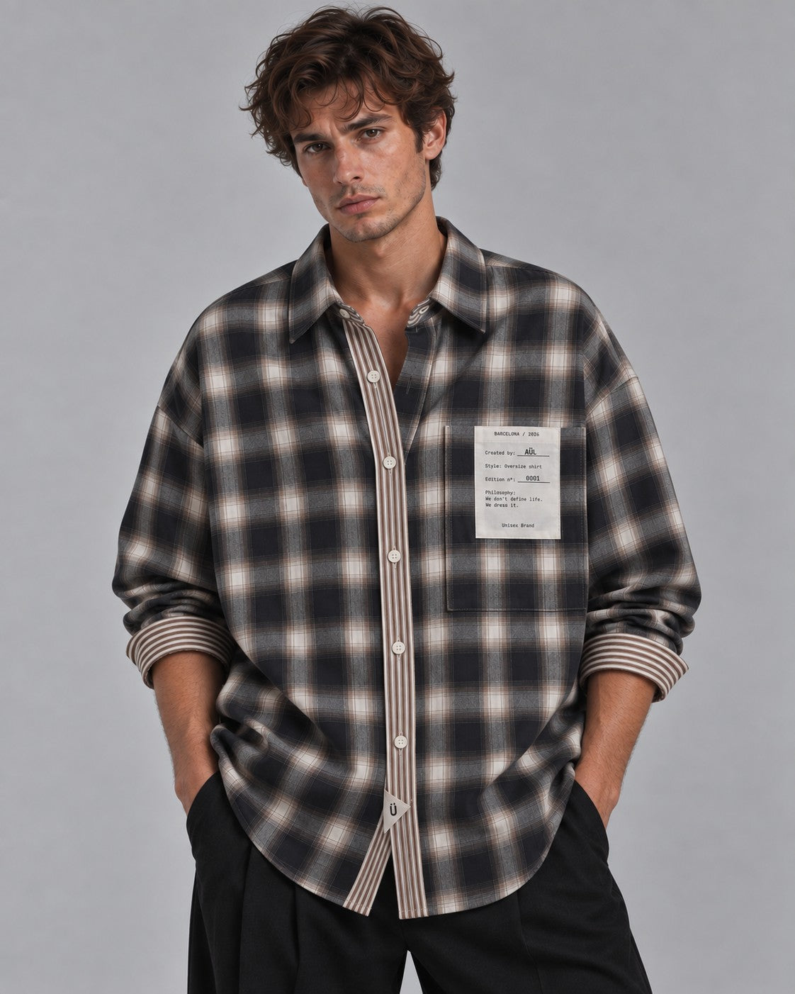 Hombre con camisa oversize de cuadro AÜL, modelo Authentic Undefined Life, vista frontal con bolsillo