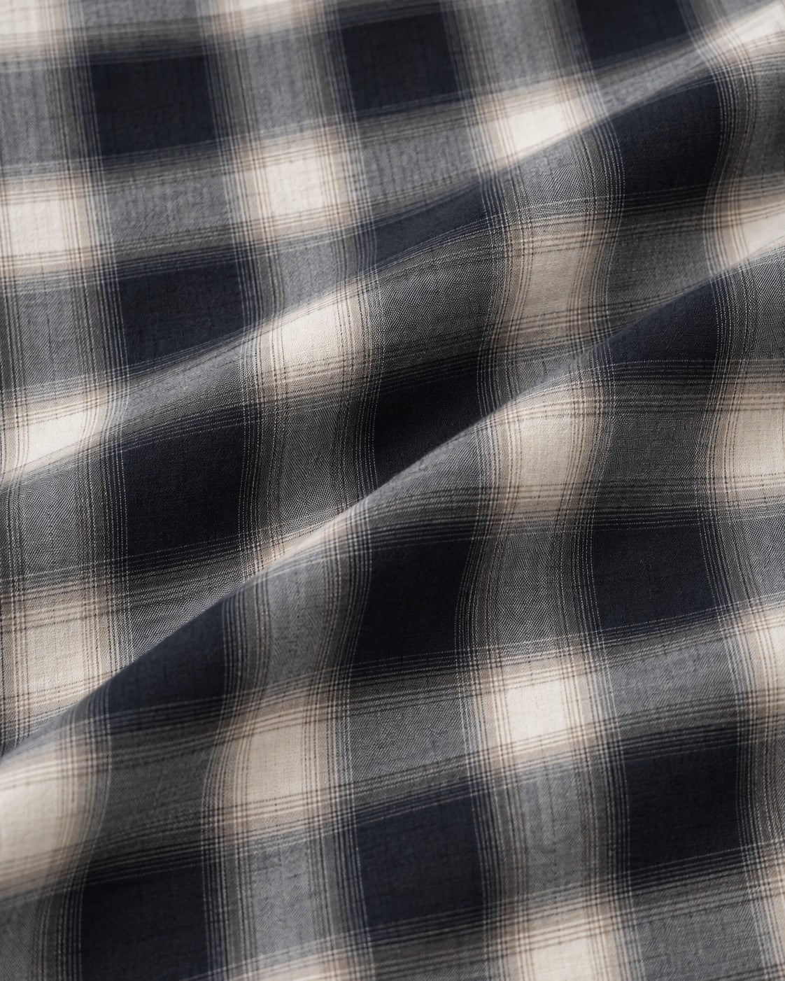 Detalle del tejido de cuadro ombré gris y negro, camisa AÜL Authentic Undefined Life