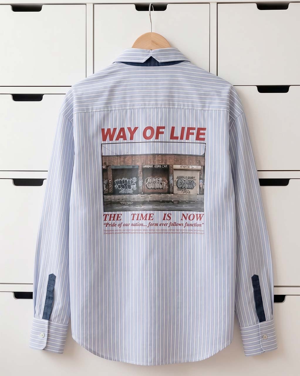 Camisa de rayas unisex  de estilo oversize y tejido de algodón premium, corte relajado con bolsillo frontal y etiqueta con número de serie para que sea única. Estampado en la espalda con mensaje, estilo minimalista y urbano