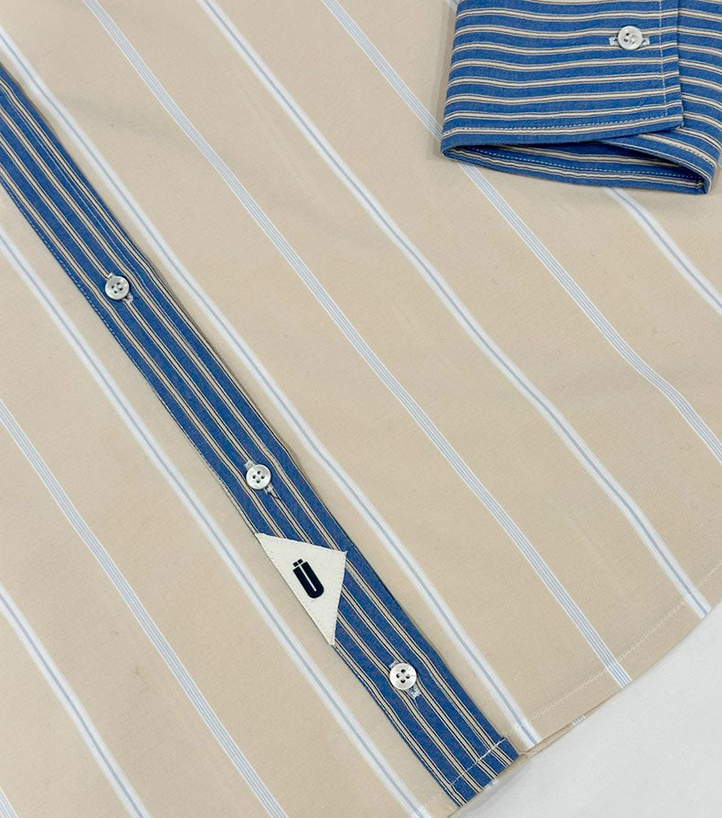 Camisa unisex de estilo oversize  y con tejidos de algodón premium, camisa combinada con dos tejidos de rayas en tonos diferentes y contrastados. Frase estampada en el delantero y etiqueta con número de serie. Fit relajado de estilo minimalista moderno y urbano.