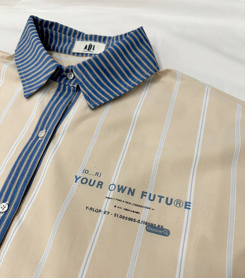 Camisa unisex de estilo oversize  y con tejidos de algodón premium, camisa combinada con dos tejidos de rayas en tonos diferentes y contrastados. Frase estampada en el delantero y etiqueta con número de serie. Fit relajado de estilo minimalista moderno y urbano.