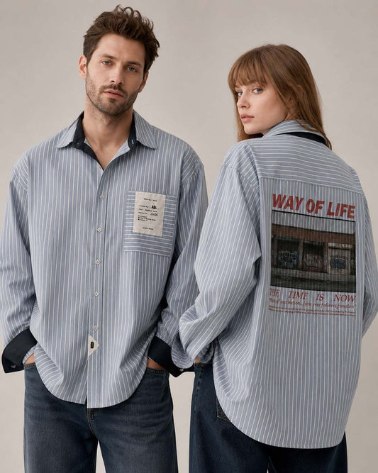Camisa aulwear de rayas unisex de estilo oversize y tejido de algodón premium, corte relajado con bolsillo frontal y etiqueta con número de serie para que sea única. Estampado en la espalda con mensaje, estilo minimalista y urbano