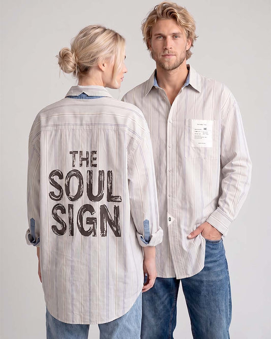 Camisa de rayas unisex  de estilo oversize y tejido de algodón premium, corte relajado con bolsillo frontal y etiqueta con número de serie para que sea única. Estampado en la espalda con mensaje, estilo minimalista y urbano