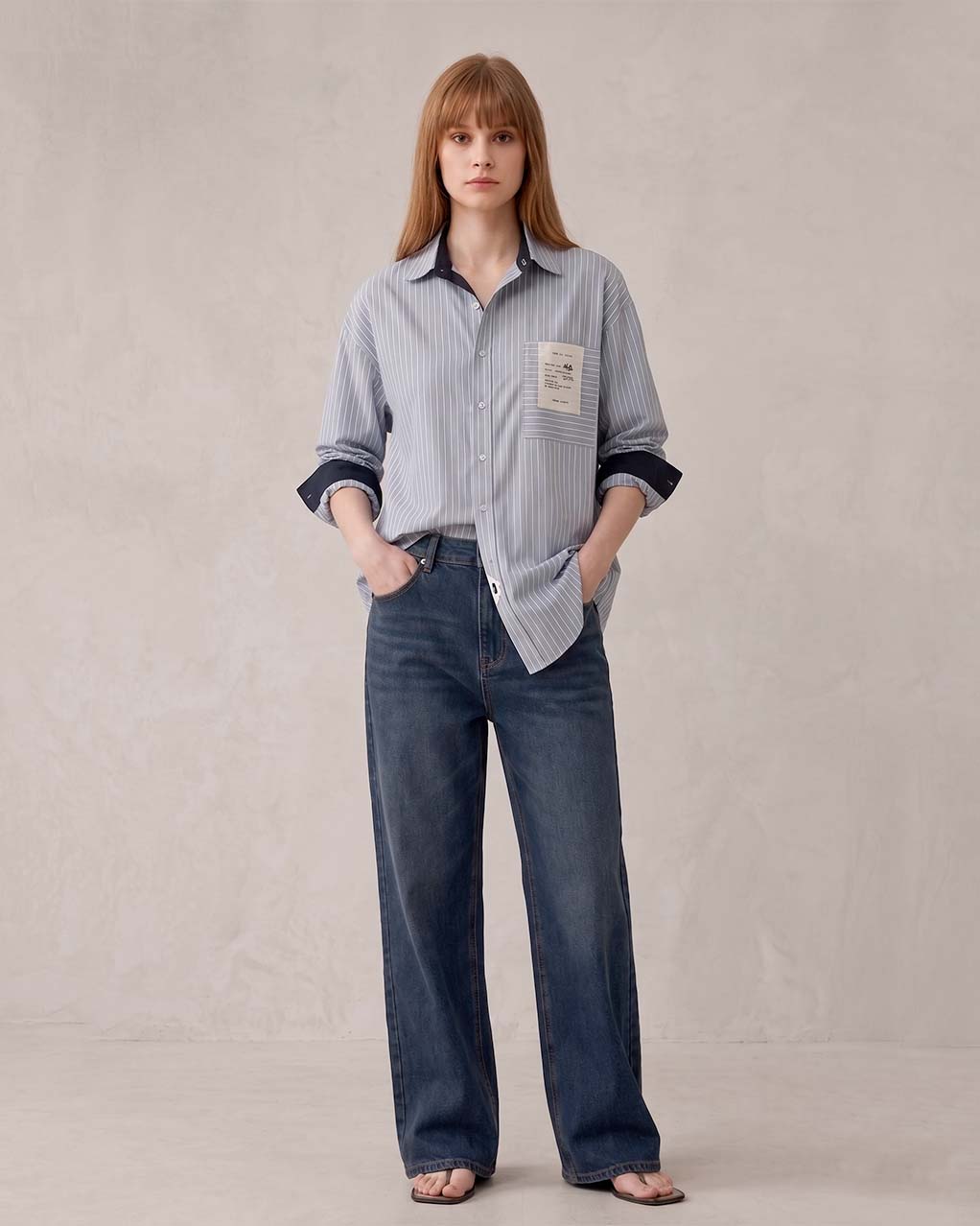 Camisa de rayas unisex  de estilo oversize y tejido de algodón premium, corte relajado con bolsillo frontal y etiqueta con número de serie para que sea única. Estampado en la espalda con mensaje, estilo minimalista y urbano