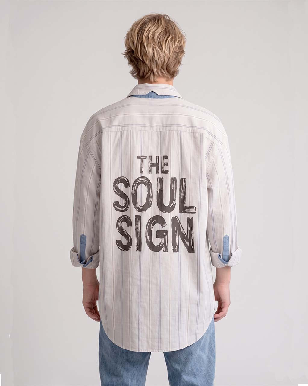 Camisa de rayas unisex  de estilo oversize y tejido de algodón premium, corte relajado con bolsillo frontal y etiqueta con número de serie para que sea única. Estampado en la espalda con mensaje, estilo minimalista y urbano