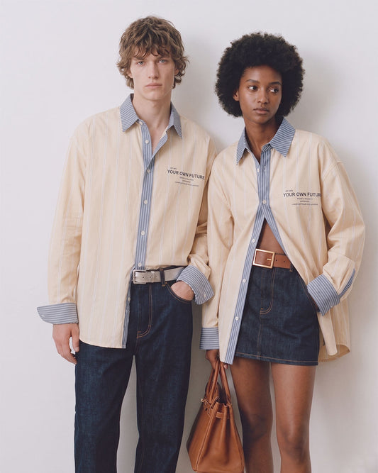 Camisa aulwear para hombre y mujer, estilo oversize  y con tejidos de algodón premium, camisa combinada con dos tejidos de rayas en tonos diferentes y contrastados. Frase estampada en el delantero y etiqueta con número de serie. Fit relajado de estilo minimalista moderno y urbano.