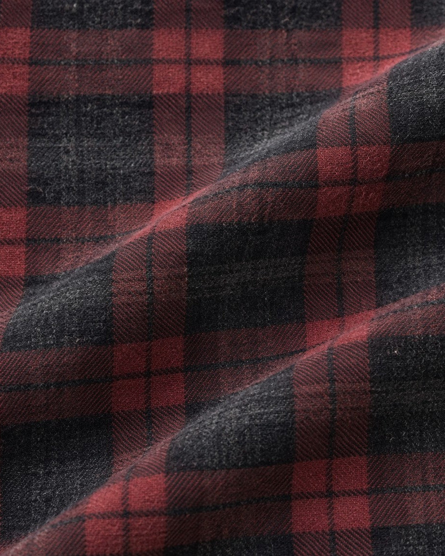 tejido de cuadros tonos grises y rojos, calidad de algodón premium. camisa unisex combinada con tejido denim negro